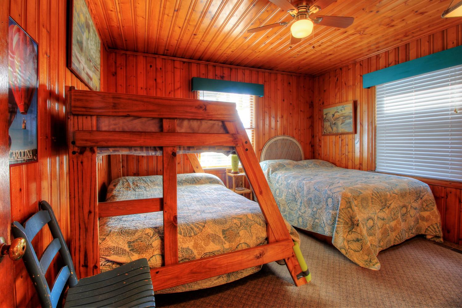Averette Cottage-Bedroom