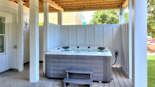 Seaside+Palace-Hot+Tub+and+Outdoor+Shower