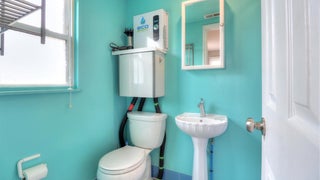 Turquoise+Tunny-Bathroom