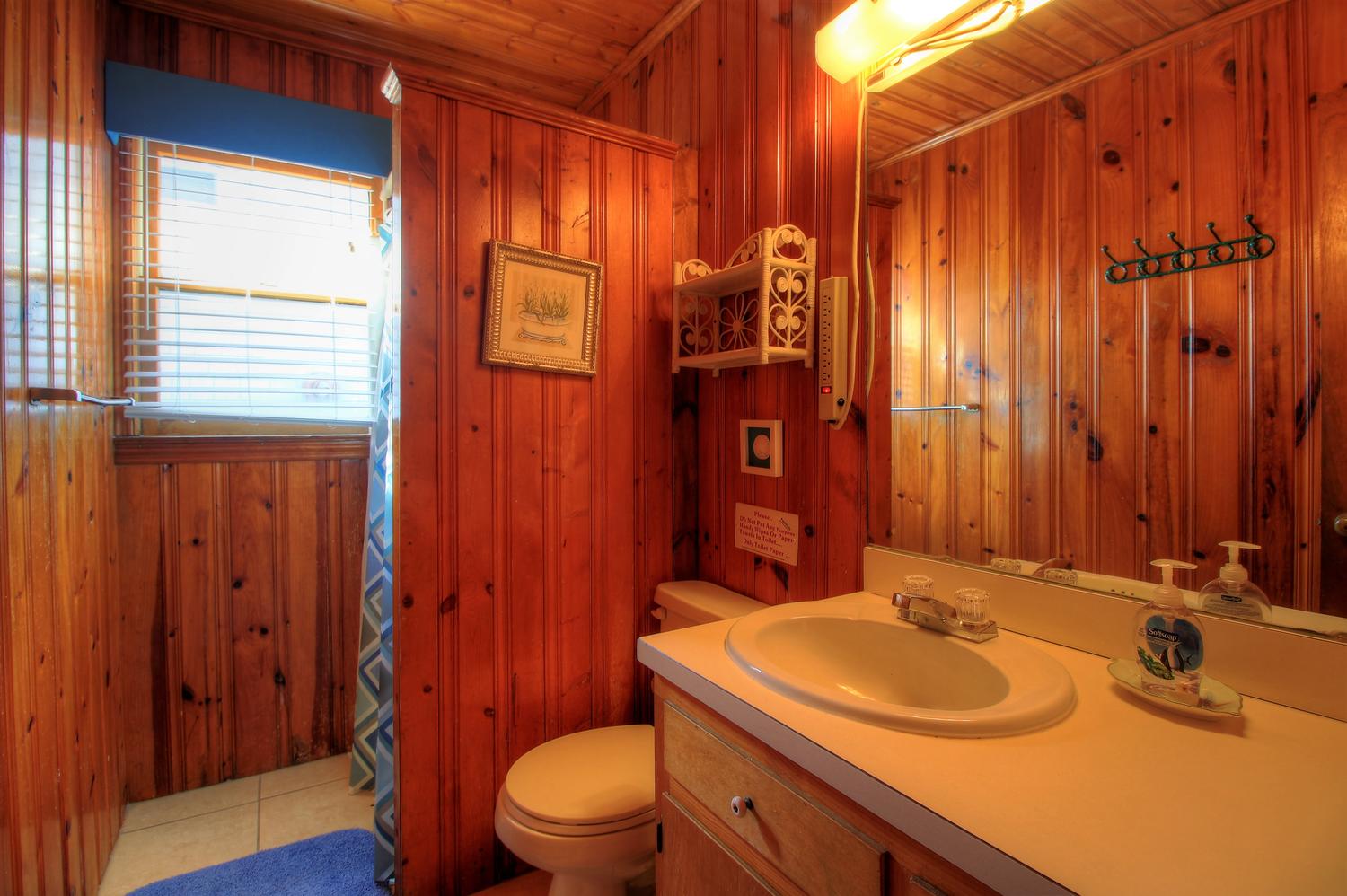Averette Cottage-Bathroom