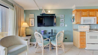 Cabana+Suites+302-Living+Area